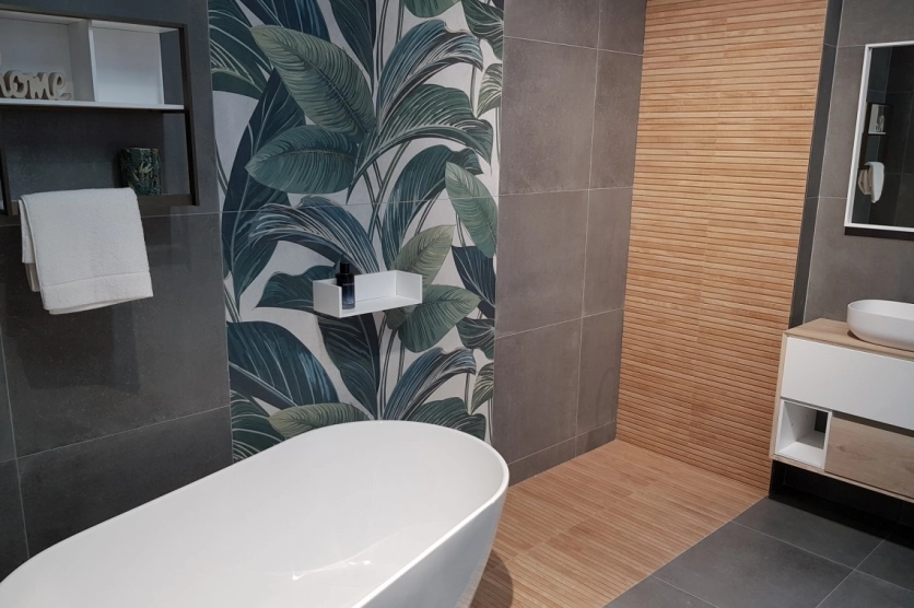 Ambiance salle de bain carrelage bois et feuillage