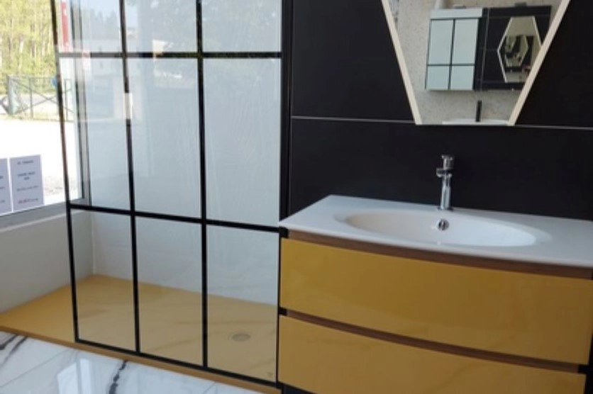 Carrelage marbre panda et meuble jaune moutarde