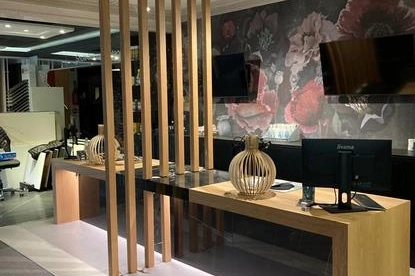 Notre équipe, passionnée par son métier, est régulièrement formée aux nouvelles tendances et techniques d'implantation. Nos conseillers décorateurs optimisent les espaces, harmonisent les couleurs et vous présentent sous forme de plan ou dessin votre projet.